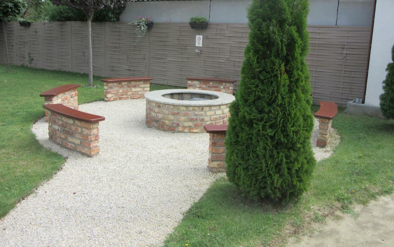 Zafir Sziget Apartman Sarvar Exterior photo
